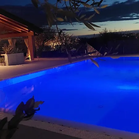 Casa Pergola 1 - Grande Per 6 Ospiti - Fronte Piscina, Parking 아파트