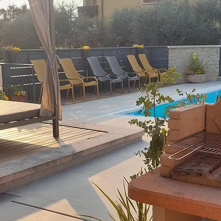 Casa Pergola 1 - Grande Per 6 Ospiti - Fronte Piscina, Parking 아파트 *